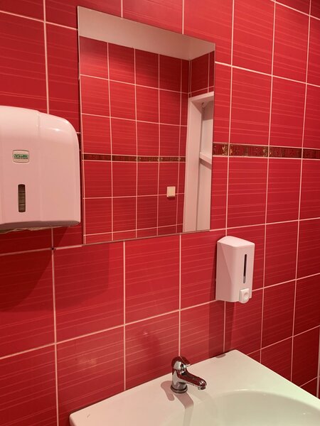 Zrcadlo do koupelny na míru - konfigurovatelné nalepovací s broušenou hranou - Corner