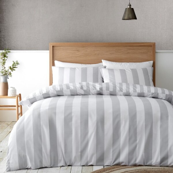 Prodloužené bílo-šedé povlečení na dvoulůžko 230x220 cm Cove Stripe – Catherine Lansfield