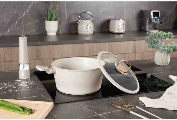 Kastrol s titanovým povrchem a poklicí 24 cm Sahara Collection