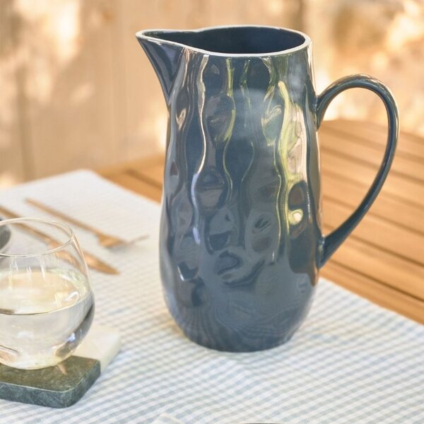 Tmavě modrý porcelánový džbán na mléko Kave Home Pontis 2 l