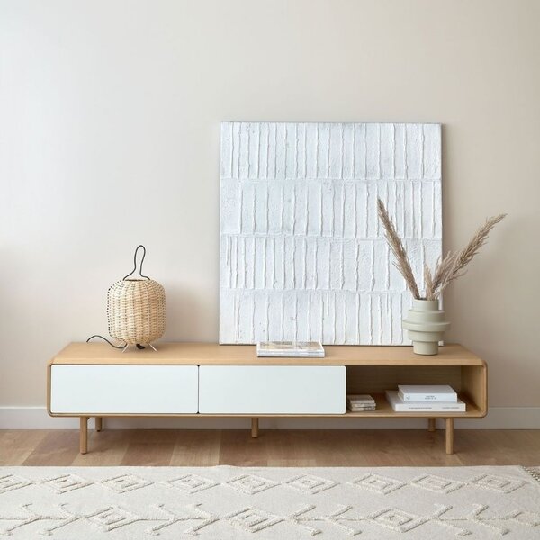 Jasanový TV stolek Kave Home Anielle 180 x 42 cm