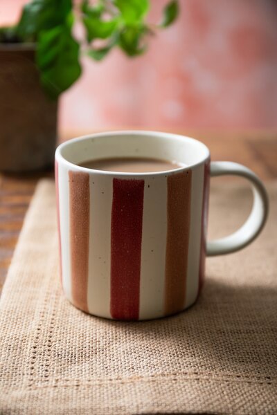 Hrnek Mikasa 390 ml růžovo oranžové pruhy MKMUG03