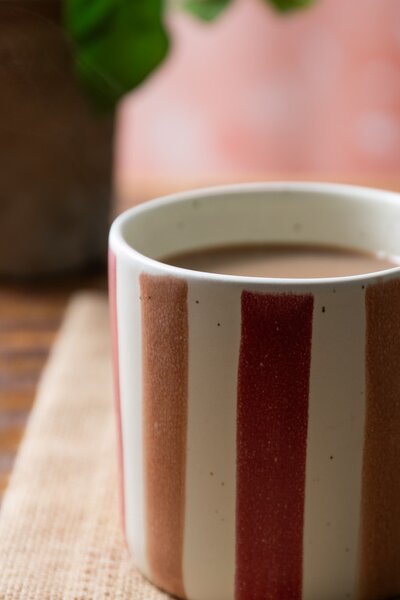 Hrnek Mikasa 390 ml růžovo oranžové pruhy MKMUG03