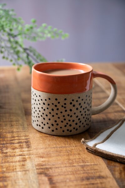 Hrnek Mikasa 390 ml oranžovo-krémový s puntíkovým dekorem, kamenina MKMUG25
