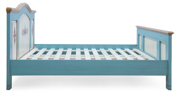 Dvoulůžková malovaná postel s vysokým čelem