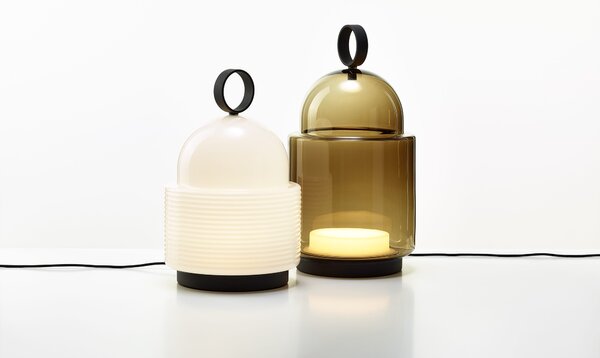 Designová stolní lampa Brokis Dome small PC1349 Barva skla: Šedá kouřová - transparentní sklo, Povrchová úprava baldachýnu a montury: broušená rose gold lak, Dekor skla: Bez dekoru