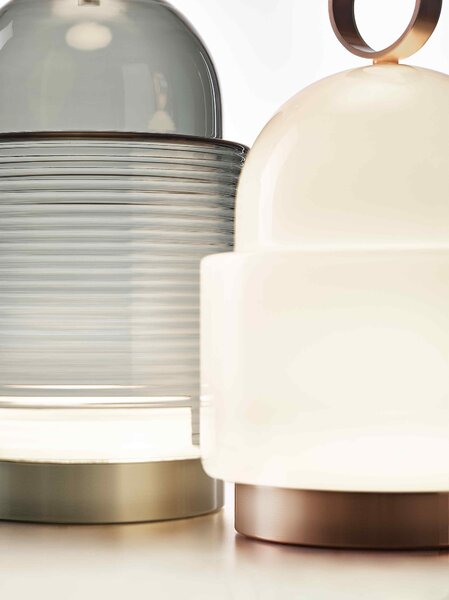 Designová stolní lampa Brokis Dome small PC1349 Barva skla: Šedá kouřová - transparentní sklo, Povrchová úprava baldachýnu a montury: broušená rose gold lak, Dekor skla: Bez dekoru