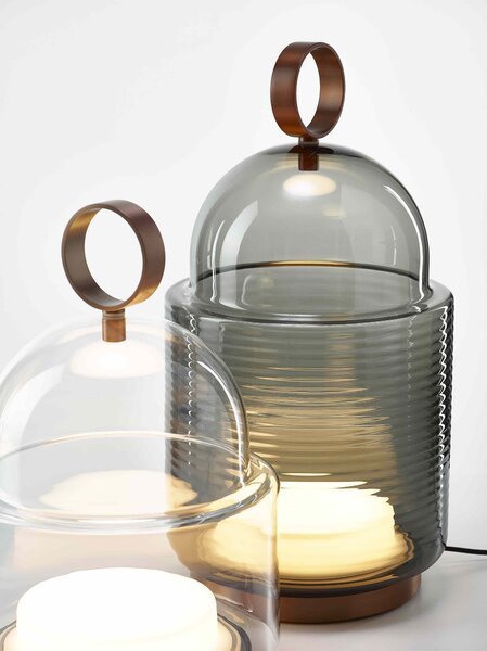 Designová stolní lampa Brokis Dome small PC1349 Barva skla: Šedá kouřová - transparentní sklo, Povrchová úprava baldachýnu a montury: broušená rose gold lak, Dekor skla: Bez dekoru