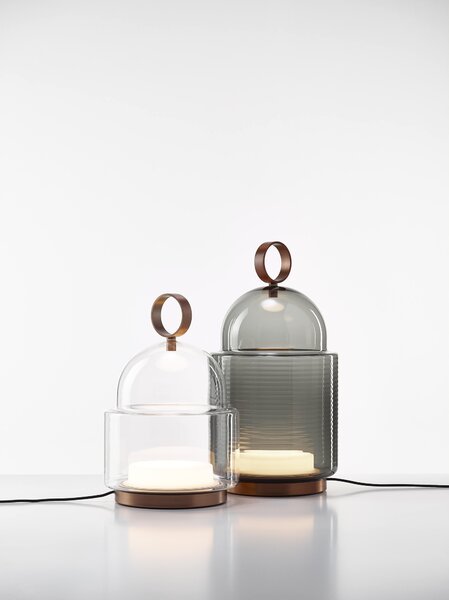 Designová stolní lampa Brokis Dome small PC1349 Barva skla: Šedá kouřová - transparentní sklo, Povrchová úprava baldachýnu a montury: broušená rose gold lak, Dekor skla: Bez dekoru