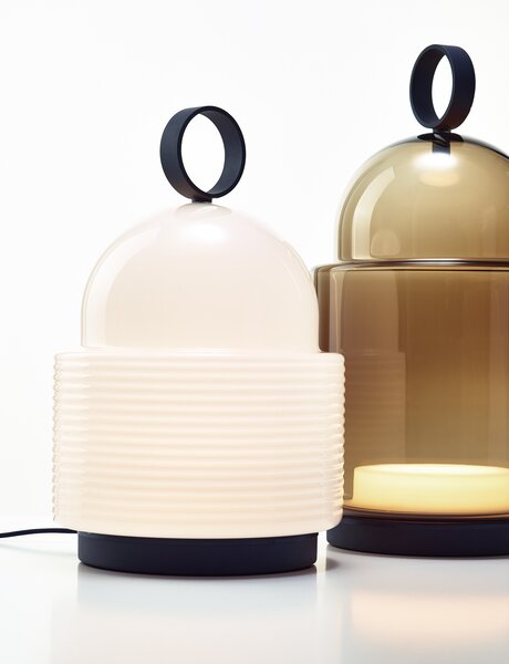 Designová stolní lampa Brokis Dome small PC1349 Barva skla: Šedá kouřová - transparentní sklo, Povrchová úprava baldachýnu a montury: broušená rose gold lak, Dekor skla: Bez dekoru