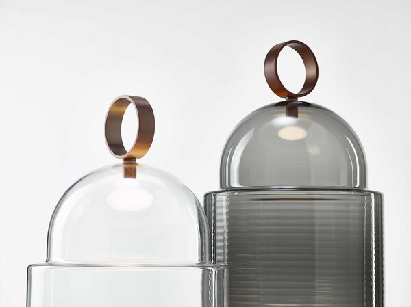 Designová stolní lampa Brokis Dome small PC1349 Barva skla: Šedá kouřová - transparentní sklo, Povrchová úprava baldachýnu a montury: broušená rose gold lak, Dekor skla: Bez dekoru