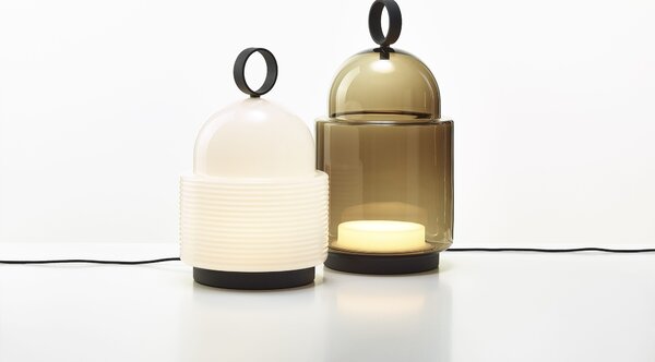 Designová stolní lampa Brokis Dome small PC1349 Barva skla: Šedá kouřová - transparentní sklo, Povrchová úprava baldachýnu a montury: broušená rose gold lak, Dekor skla: Bez dekoru