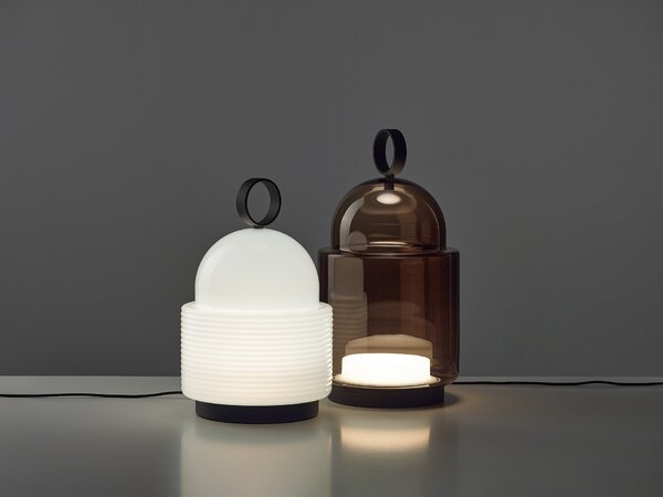 Designová stolní lampa Brokis Dome small PC1349 Barva skla: Šedá kouřová - transparentní sklo, Povrchová úprava baldachýnu a montury: broušená rose gold lak, Dekor skla: Bez dekoru
