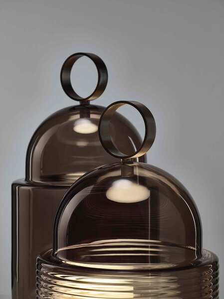 Designová stolní lampa Brokis Dome large PC1350 Barva skla: Šedá kouřová - transparentní sklo, Povrchová úprava baldachýnu a montury: broušená rose gold lak, Dekor skla: Bez dekoru
