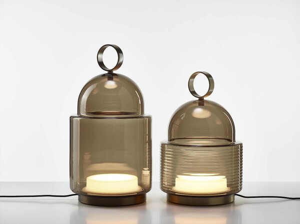 Designová stolní lampa Brokis Dome large PC1350 Barva skla: Šedá kouřová - transparentní sklo, Povrchová úprava baldachýnu a montury: broušená rose gold lak, Dekor skla: Bez dekoru