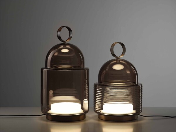 Designová stolní lampa Brokis Dome large PC1350 Barva skla: Šedá kouřová - transparentní sklo, Povrchová úprava baldachýnu a montury: broušená rose gold lak, Dekor skla: Bez dekoru