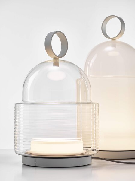 Designová stolní lampa Brokis Dome large PC1350 Barva skla: Šedá kouřová - transparentní sklo, Povrchová úprava baldachýnu a montury: broušená rose gold lak, Dekor skla: Bez dekoru