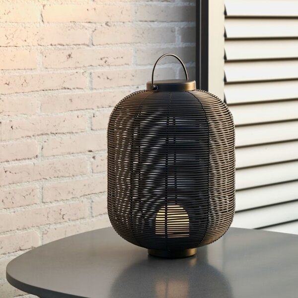 Kave Home Černá zahradní LED lampa z umělého ratanu Saranella 37 cm