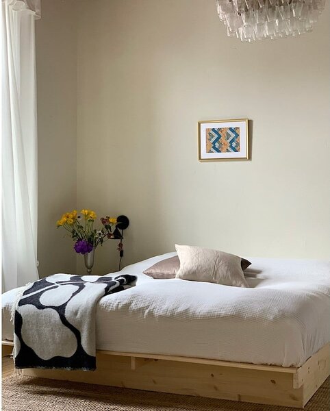Dvoulůžková postel z borovicového dřeva s úložným prostorem s roštem v přírodní barvě 160x200 cm Kanso – Karup Design