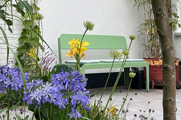 Weltevree designové zahradní lavice Bended Bench With Backrest