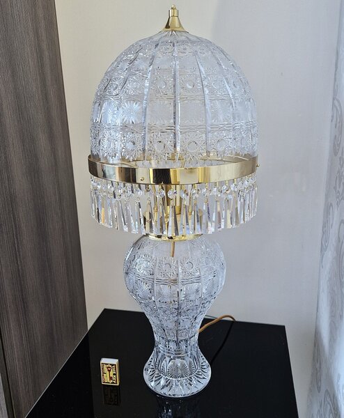Aleš Zvěřina - Studio AZ-DESIGN Vysoká stolní lampa z masivního křišťálového skla, zdobená krajkovým výřezem, PK500 LAMP AURELIA 72 - RA01-A-720-PK-S