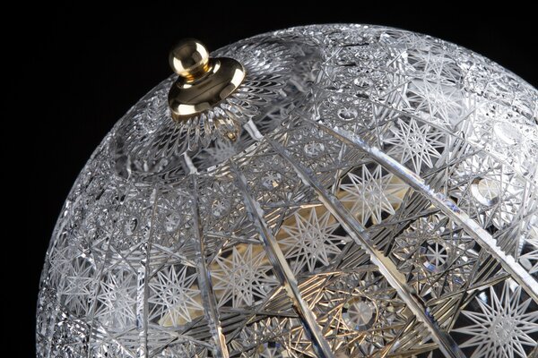 Aleš Zvěřina - Studio AZ-DESIGN Vysoká stolní lampa z masivního křišťálového skla, zdobená krajkovým výřezem, PK500 LAMP AURELIA 72 - RA01-A-720-PK-S