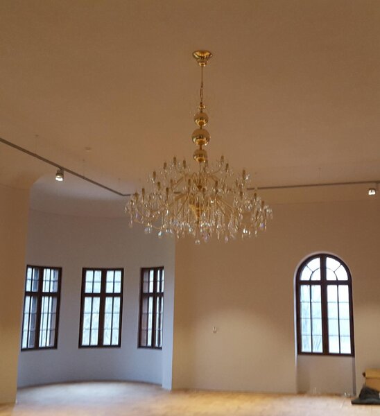 DBK GLASS Velký křišťálový lustr s 15-ti rameny, vyrobený z ručně formovaných mosazných dílů 6460-10+5-S