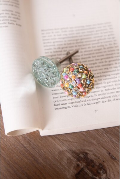 Barevná úchytka s korálky a sklem Margaux – 4x4 cm