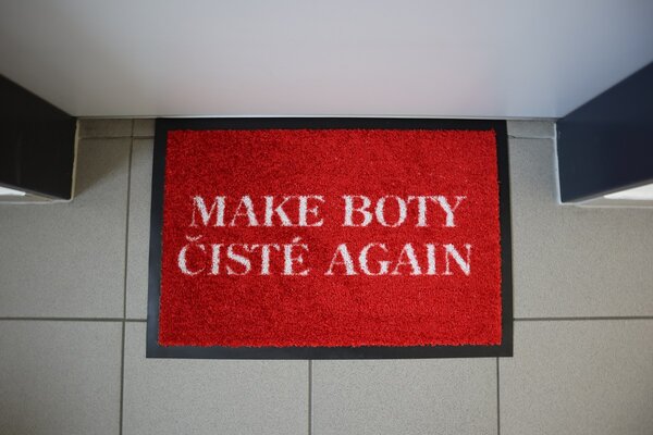 GDmats, EXKLUSIVNĚ: Rohožka od TMBK: MAKE BOTY ČISTÉ AGAIN - na ven i na doma, 39x58, červená, chodba / předsíň