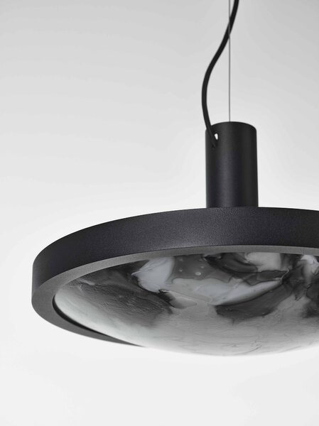 Brokis Luxusní závěsné svítidlo Convex small, PC1351 Barva skla: triplex opál BROKISGLASS (CGC2676), LED zdroj: DIM, 24V, LED, 43W, 2700K, 4630lm, RA90+, Povrchová úprava skla: lesklý povrch (lícová strana) (CGSU2736)