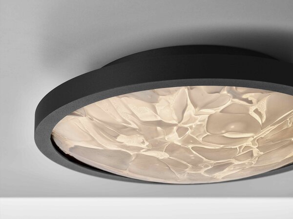 Brokis Luxusní nástěnné svítidlo Convex big, PC1357 Barva skla: triplex opál BROKISGLASS (CGC2676), LED zdroj: DIM, 24V, LED, 75W, 2700K, 9983lm, RA90+ (LEDS3017), Povrchová úprava skla: lesklý povrch (lícová strana) (CGSU2736)