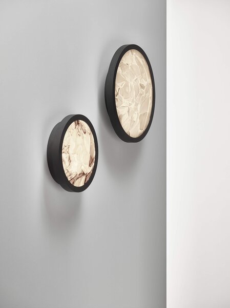 Brokis Luxusní nástěnné svítidlo Convex big, PC1357 Barva skla: triplex opál BROKISGLASS (CGC2676), LED zdroj: DIM, 24V, LED, 75W, 2700K, 9983lm, RA90+ (LEDS3017), Povrchová úprava skla: lesklý povrch (lícová strana) (CGSU2736)