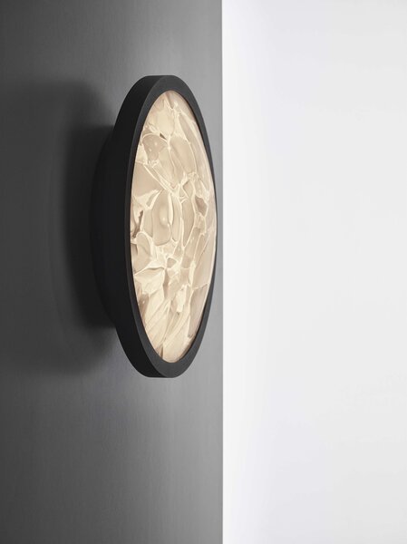 Brokis Luxusní nástěnné svítidlo Convex big, PC1357 Barva skla: triplex opál BROKISGLASS (CGC2676), LED zdroj: DIM, 24V, LED, 75W, 2700K, 9983lm, RA90+ (LEDS3017), Povrchová úprava skla: lesklý povrch (lícová strana) (CGSU2736)