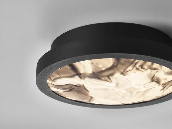 Brokis Luxusní nástěnné svítidlo Convex small, PC1352 Barva skla: triplex opál BROKISGLASS (CGC2676), LED zdroj: DIM, 24V, LED, 43W, 2700K, 4630lm, RA90+, Povrchová úprava skla: lesklý povrch (lícová strana) (CGSU2736)