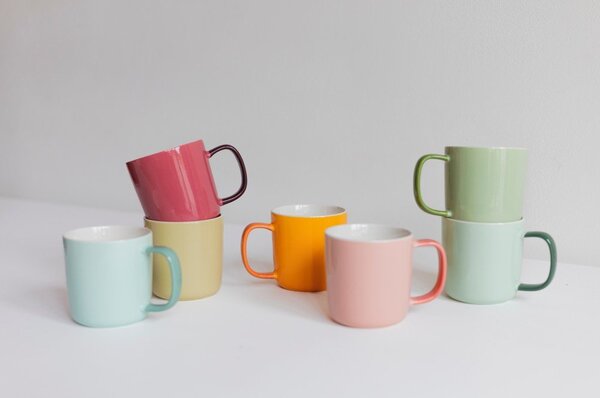 Růžový hrnek z kostního porcelánu 370 ml Mae – ONA