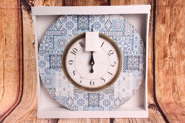 Dřevěné nástěnné hodiny s modrým motivem (p. 33cm) provensálský stylu