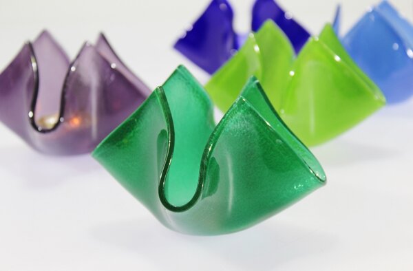 BDK-GLASS Skleněný svícen KVĚT - tmavě zelený
