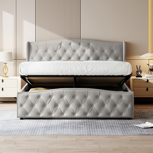 Postel Moonbite s úložným prostorem, rozměry 140x200 cm, potah z veluru, šedá barva, prošívání, hydraulický rošt, latkový rošt z dřeva – měkký luxus