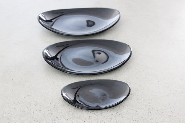 BDK-GLASS Skleněný oválný talíř OVAL ELLA tmavě šedý Rozměr: 30x23cm