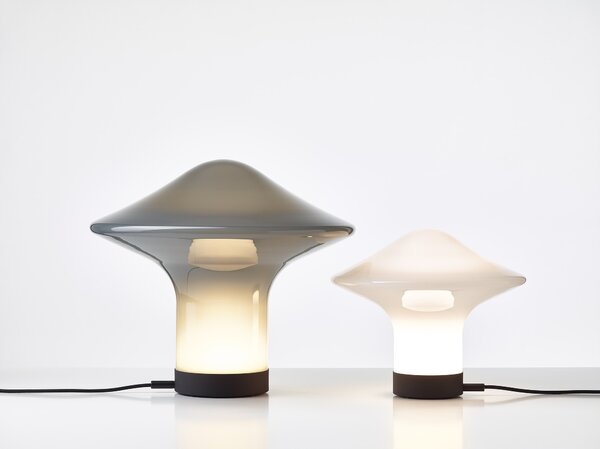 Brokis Designová stolní lampa Trottola table L, PC1324 Povrch Montury: stříbrný elox (CCS1917), Barva skla: opalín (CGC38), Povrchová úprava baldachýnu: kov - černý matovaný komaxit se strukturou (CCSC2674)