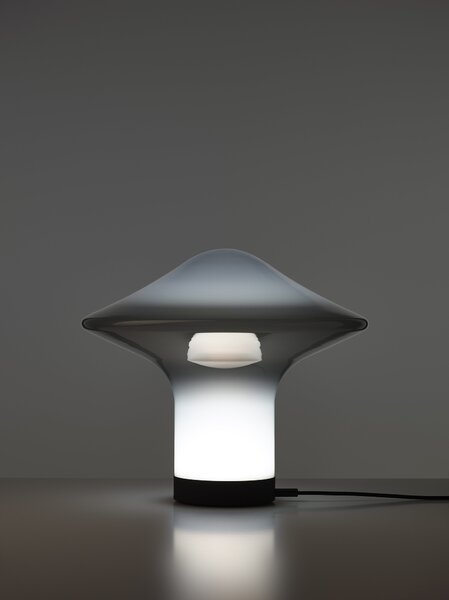 Brokis Designová stolní lampa Trottola table L, PC1324 Povrch Montury: stříbrný elox (CCS1917), Barva skla: opalín (CGC38), Povrchová úprava baldachýnu: kov - černý matovaný komaxit se strukturou (CCSC2674)