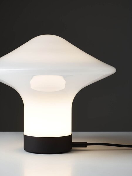 Brokis Designová stolní lampa Trottola table S, PC1323 Povrch Montury: stříbrný elox (CCS1917), Barva skla: opalín (CGC38), Povrchová úprava baldachýnu: kov - černý matovaný komaxit se strukturou (CCSC2674)