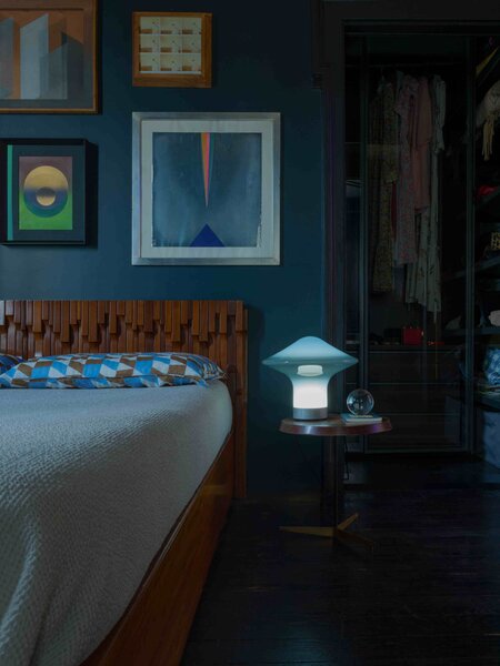 Brokis Designová stolní lampa Trottola table L, PC1324 Povrch Montury: stříbrný elox (CCS1917), Barva skla: opalín (CGC38), Povrchová úprava baldachýnu: kov - černý matovaný komaxit se strukturou (CCSC2674)