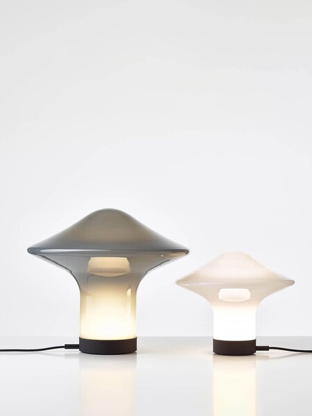 Brokis Designová stolní lampa Trottola table S, PC1323 Povrch Montury: stříbrný elox (CCS1917), Barva skla: opalín (CGC38), Povrchová úprava baldachýnu: kov - černý matovaný komaxit se strukturou (CCSC2674)