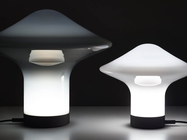 Brokis Designová stolní lampa Trottola table S, PC1323 Povrch Montury: stříbrný elox (CCS1917), Barva skla: opalín (CGC38), Povrchová úprava baldachýnu: kov - černý matovaný komaxit se strukturou (CCSC2674)