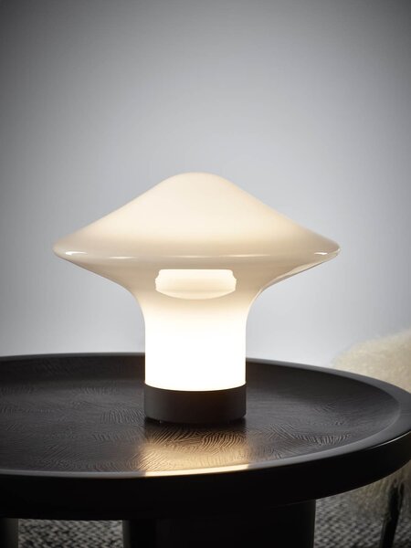 Brokis Designová stolní lampa Trottola table S, PC1323 Povrch Montury: stříbrný elox (CCS1917), Barva skla: opalín (CGC38), Povrchová úprava baldachýnu: kov - černý matovaný komaxit se strukturou (CCSC2674)