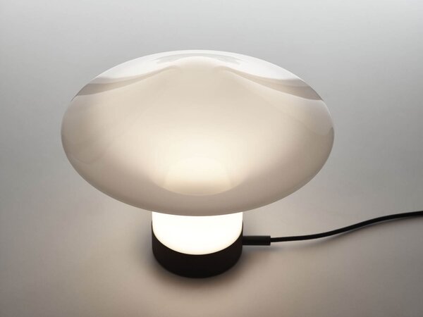 Brokis Designová stolní lampa Trottola table S, PC1323 Povrch Montury: stříbrný elox (CCS1917), Barva skla: opalín (CGC38), Povrchová úprava baldachýnu: kov - černý matovaný komaxit se strukturou (CCSC2674)