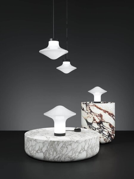 Brokis Designová stolní lampa Trottola table S, PC1323 Povrch Montury: stříbrný elox (CCS1917), Barva skla: opalín (CGC38), Povrchová úprava baldachýnu: kov - černý matovaný komaxit se strukturou (CCSC2674)