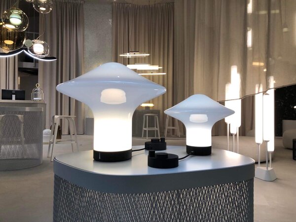 Brokis Designová stolní lampa Trottola table L, PC1324 Povrch Montury: stříbrný elox (CCS1917), Barva skla: opalín (CGC38), Povrchová úprava baldachýnu: kov - černý matovaný komaxit se strukturou (CCSC2674)