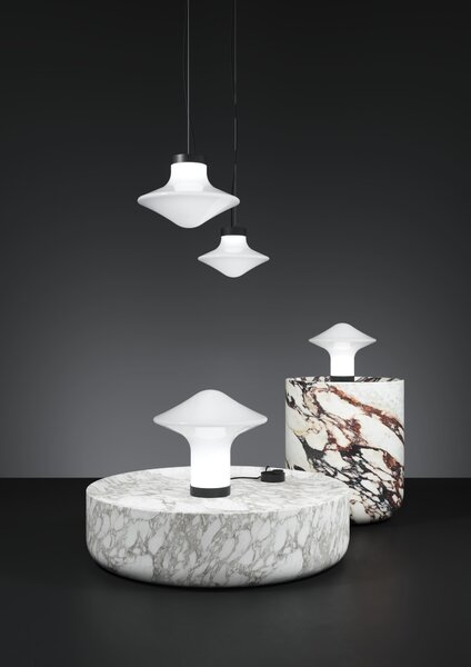 Brokis Designová stolní lampa Trottola table L, PC1324 Povrch Montury: stříbrný elox (CCS1917), Barva skla: opalín (CGC38), Povrchová úprava baldachýnu: kov - černý matovaný komaxit se strukturou (CCSC2674)